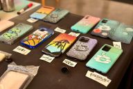 Ambiance colorée et artistique pendant un team building MadCityZen autour de la customisation. | © MadCityZen